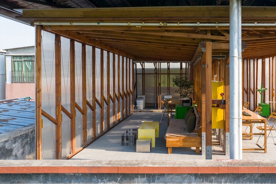 the mobile office in the gap of urban village by llc studio