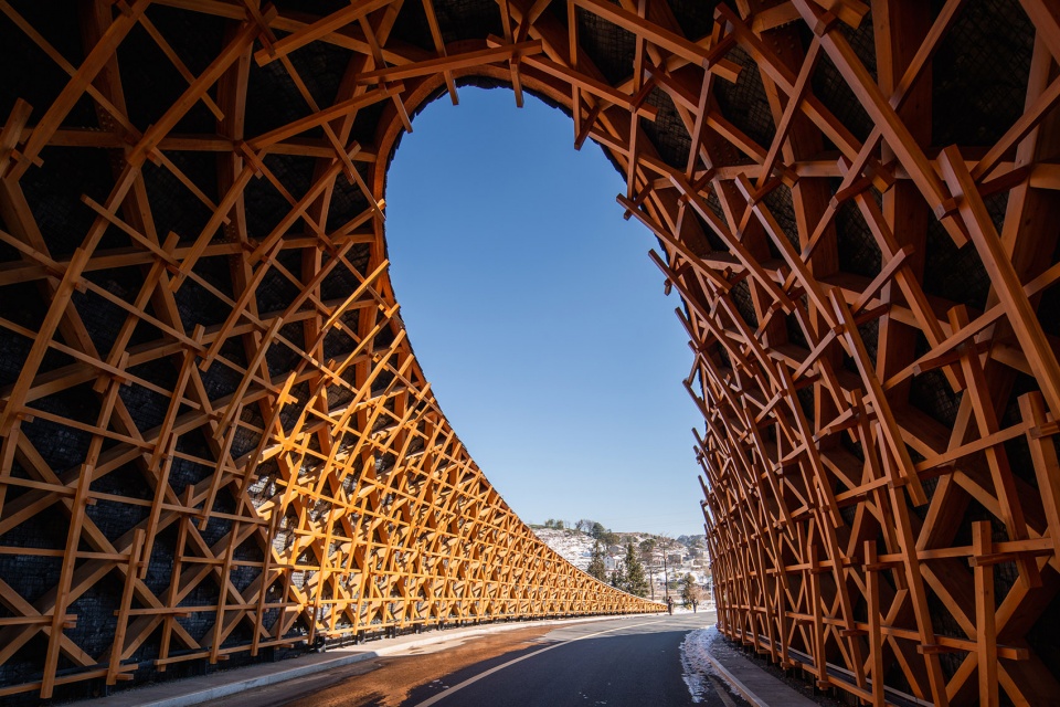 woven passage to cloudy peaks by line plus