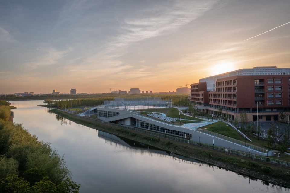 East Shanghai High School Senior Division by c d Design Center dpp