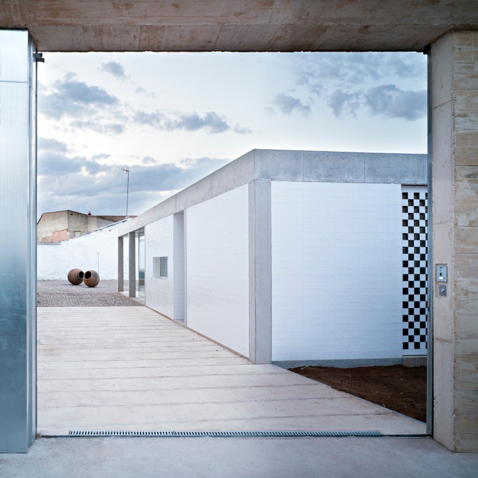 HOUSE BETWEEN OLD MUDWALLS