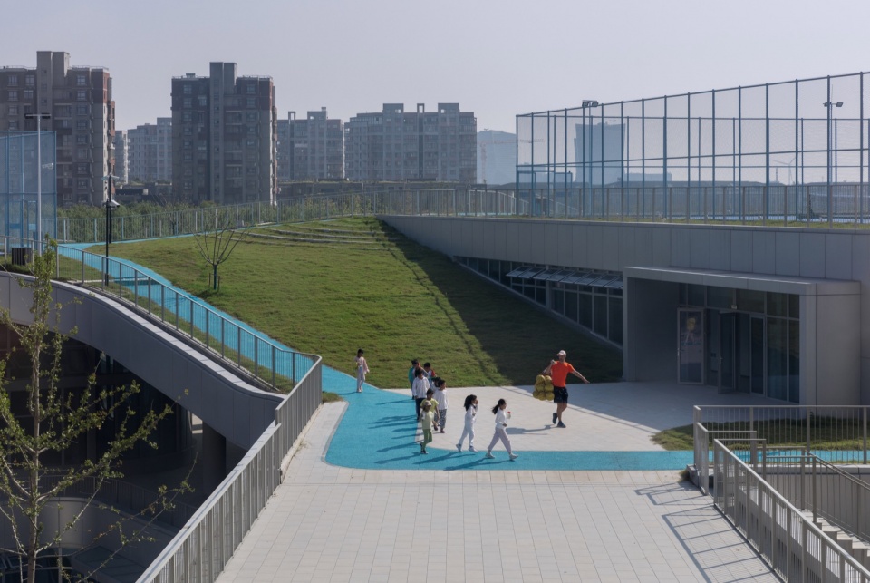 East Shanghai High School Senior Division by c d Design Center ans