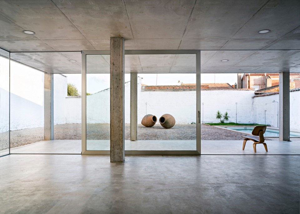 HOUSE BETWEEN OLD MUDWALLS