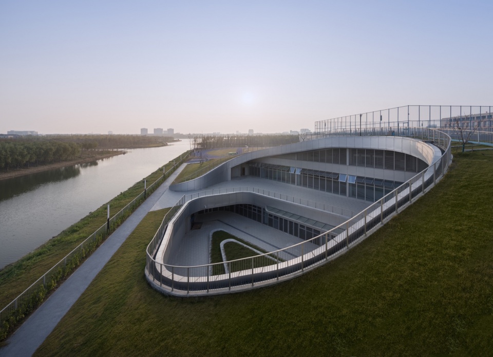 East Shanghai High School Senior Division by c d Design Center zkz