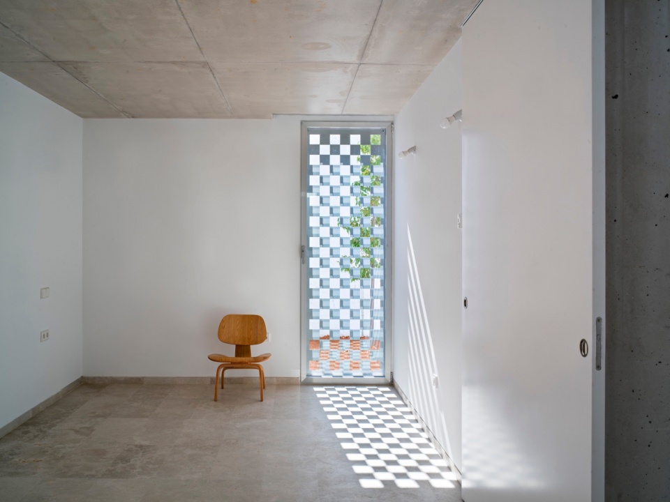 HOUSE BETWEEN OLD MUDWALLS