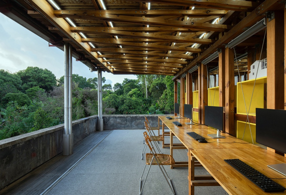 the mobile office in the gap of urban village by llc studio