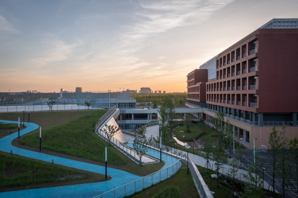 East Shanghai High School Senior Division by c d Design Center 5np
