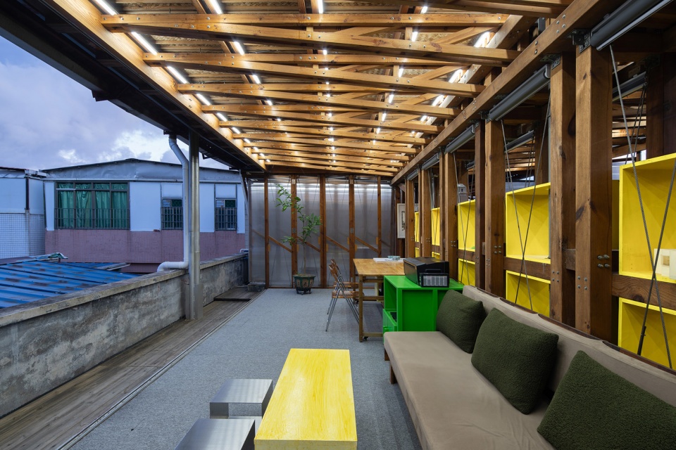 the mobile office in the gap of urban village by llc studio