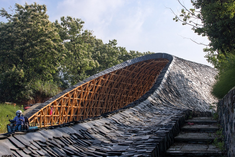 woven passage to cloudy peaks by line plus
