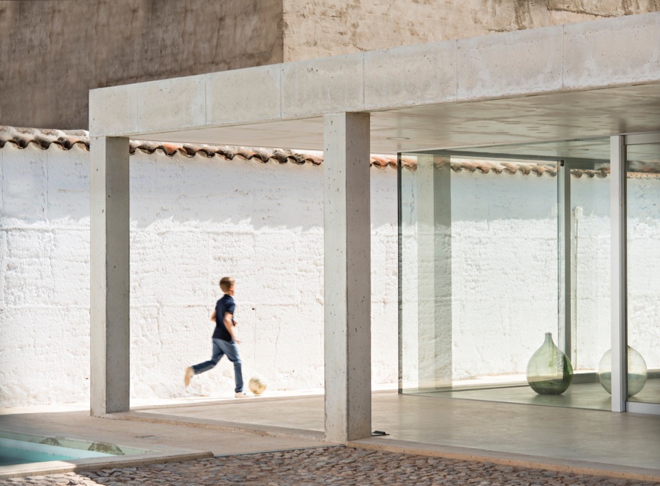 HOUSE BETWEEN OLD MUDWALLS