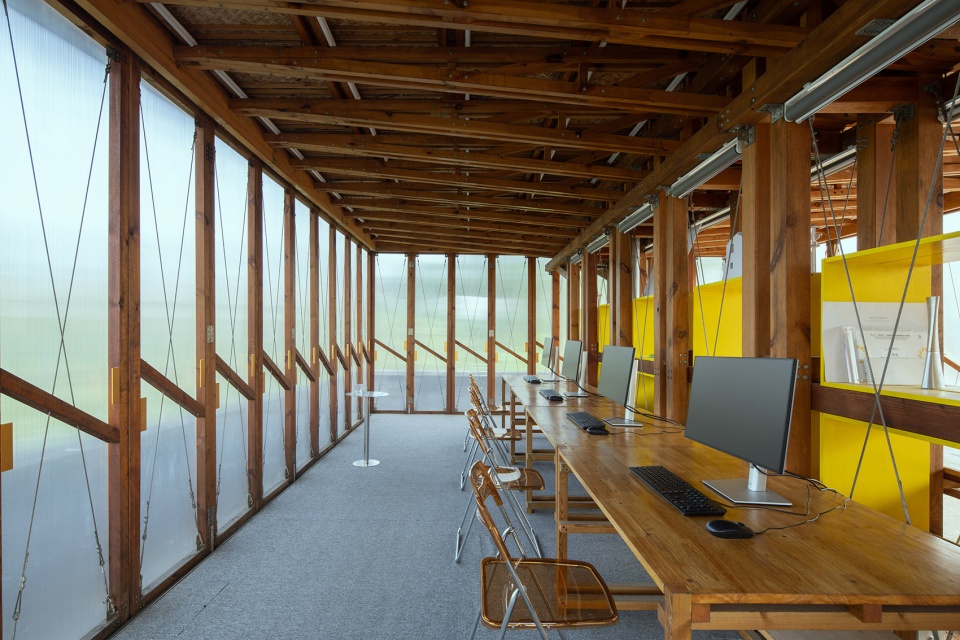 the mobile office in the gap of urban village by llc studio