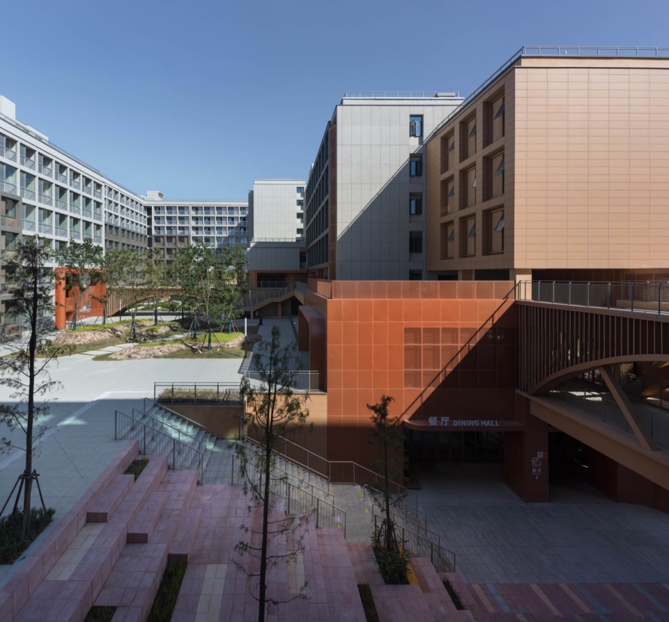 East Shanghai High School Senior Division by c d Design Center lqz