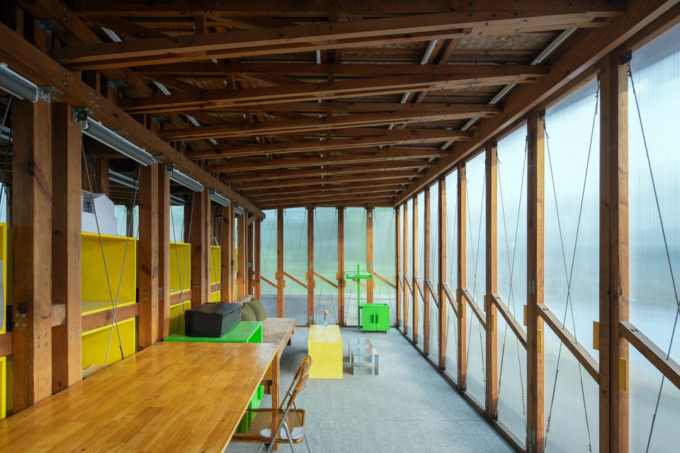 the mobile office in the gap of urban village by llc studio