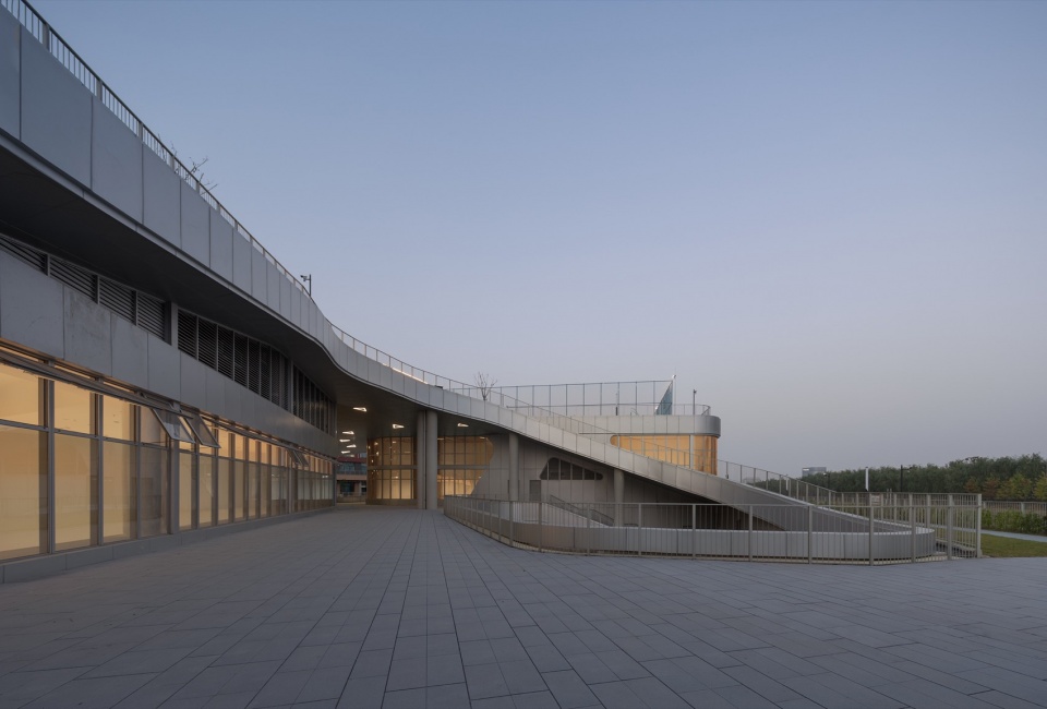 East Shanghai High School Senior Division by c d Design Center cez