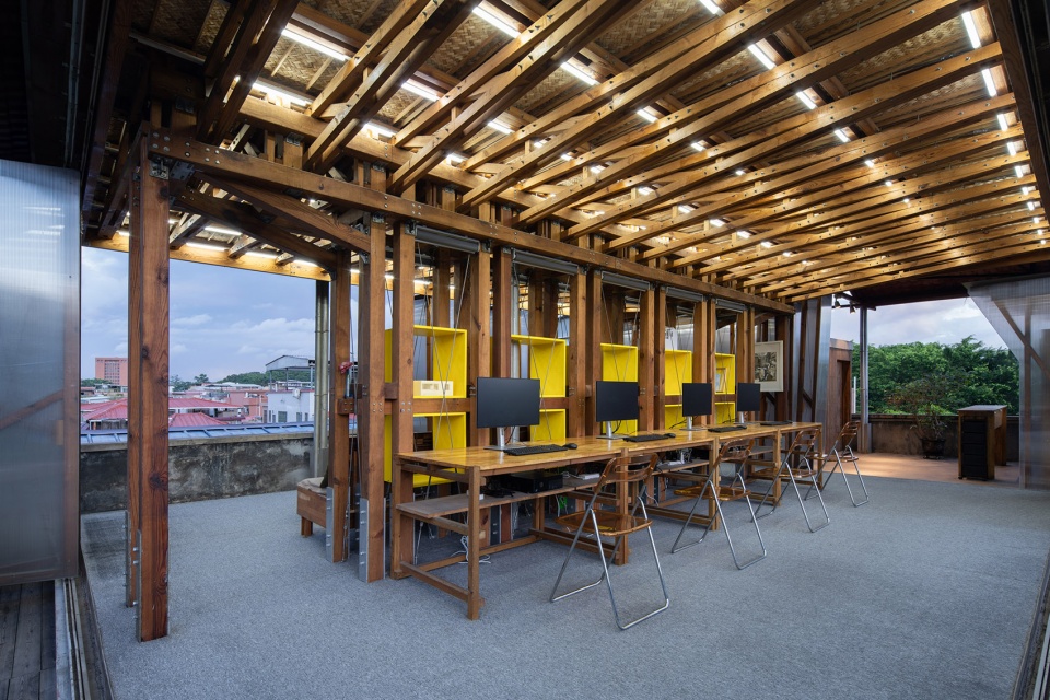 the mobile office in the gap of urban village by llc studio