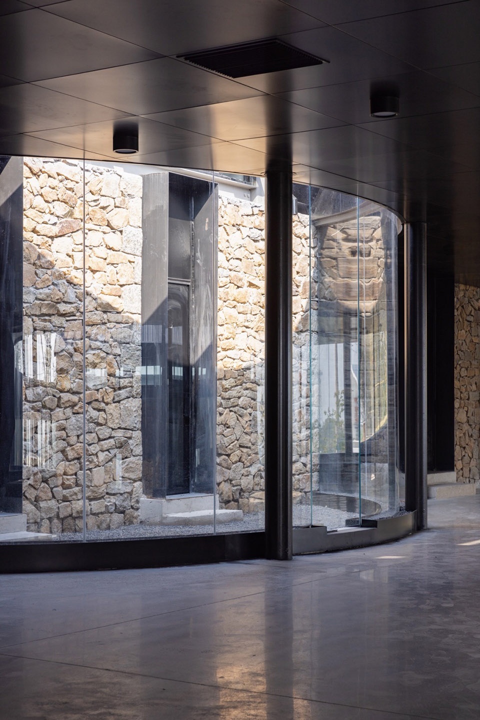 Chaoyuan Mount village lobby by Kong Xiangwei Studio