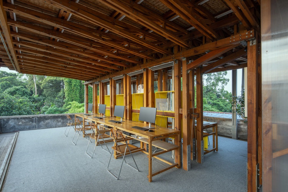 the mobile office in the gap of urban village by llc studio