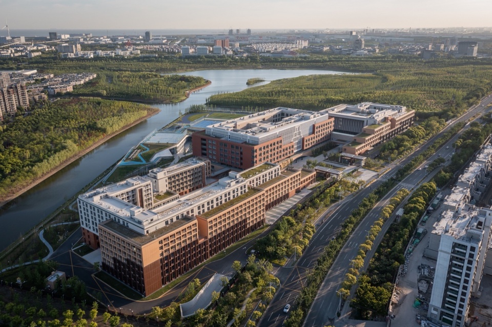 East Shanghai High School Senior Division by c d Design Center oex