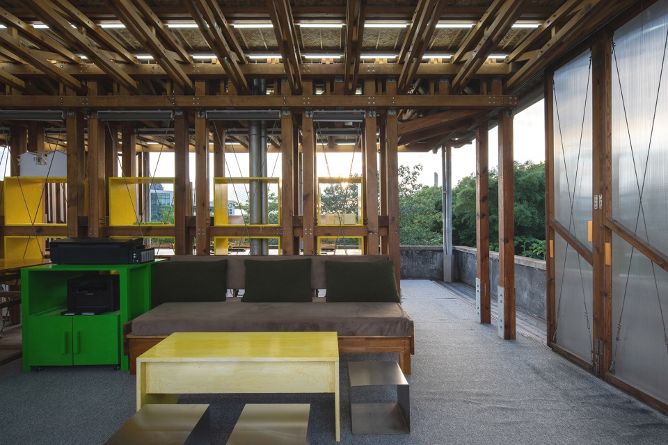 the mobile office in the gap of urban village by llc studio