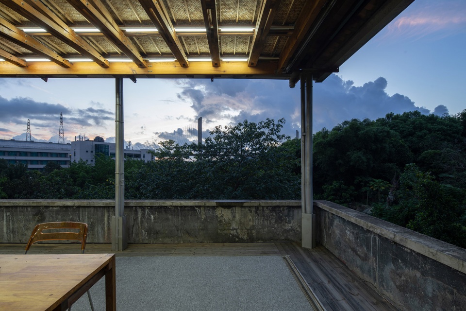 the mobile office in the gap of urban village by llc studio