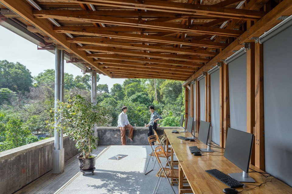 the mobile office in the gap of urban village by llc studio