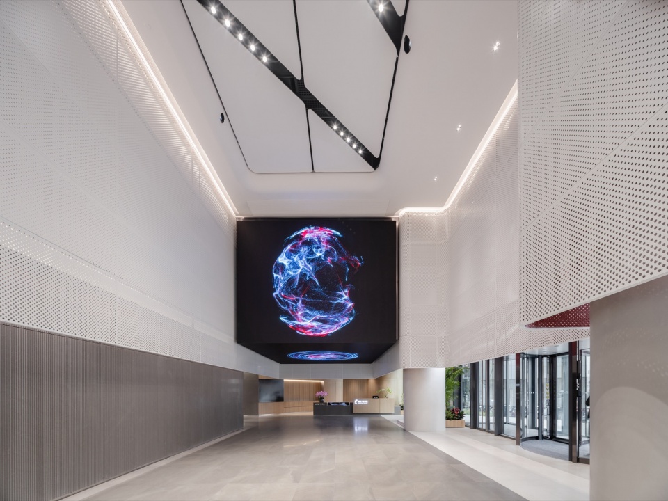 “幕布”采用穿孔板材质,形成富有多种可能性的交互空间©︎吴清山 uic innovation center kuntai mansion by duts design