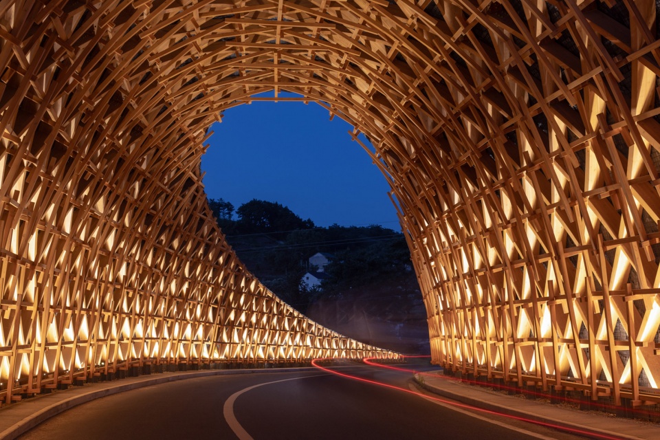 woven passage to cloudy peaks by line plus