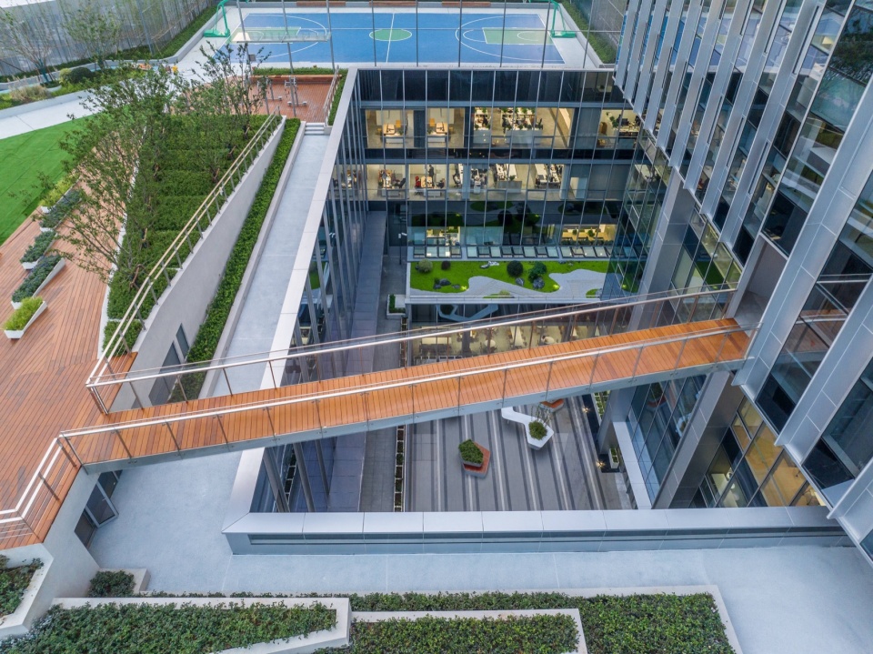 从屋顶花园通往塔楼的钢天桥©张超 Steel sky bridge leading from the rooftop garden to the office tower