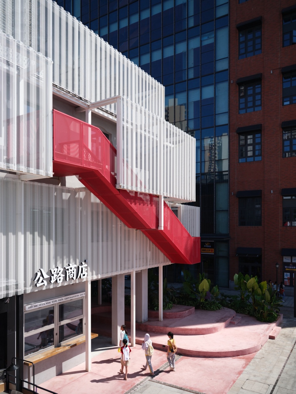 悬挂的红楼梯 Hanging red staircase ©刘章悦