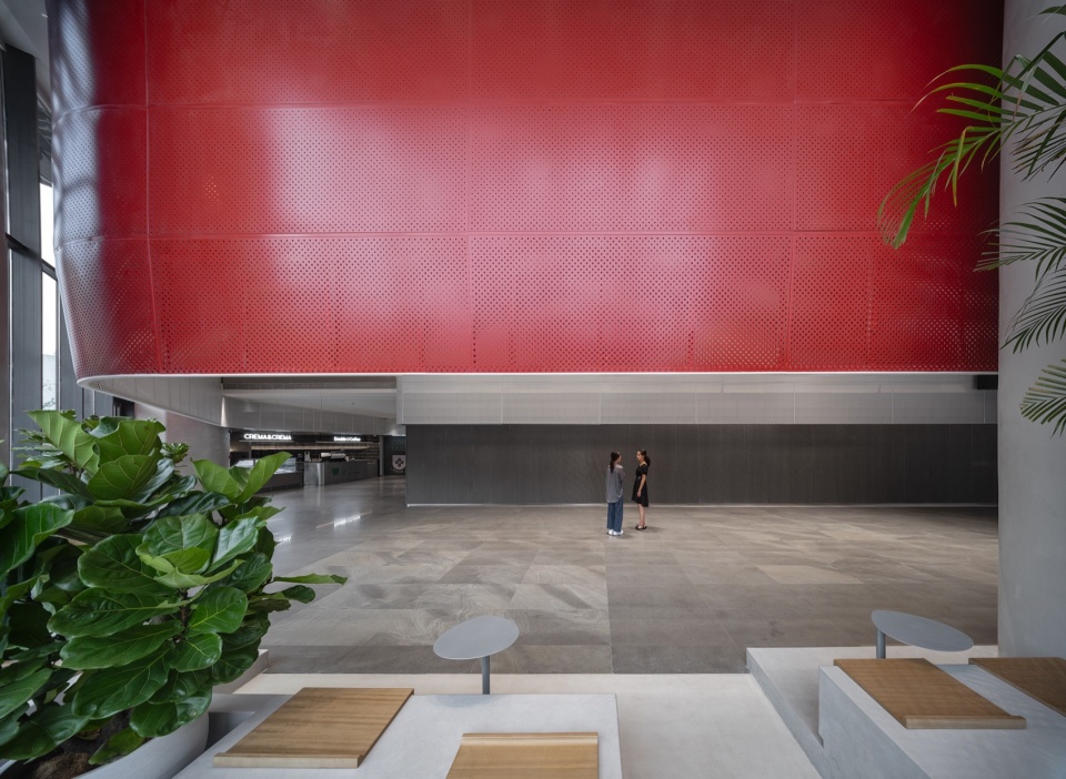 首层大堂区域联通办公和商业,各类人员流线在此汇聚©︎吴清山 uic innovation center kuntai mansion by duts design