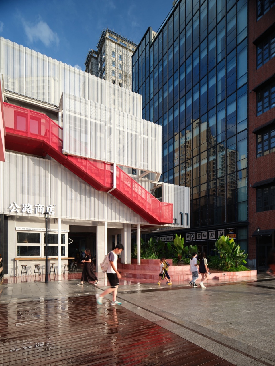 白盒子与红楼梯 The White Boxes and the Red Staircase ©刘章悦