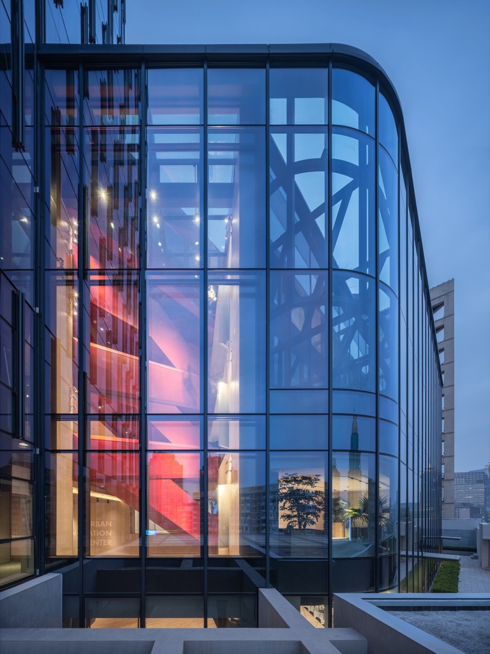 位于大厦中部8 12层的「立体创新峡谷」©︎吴清山 uic innovation center kuntai mansion by duts design
