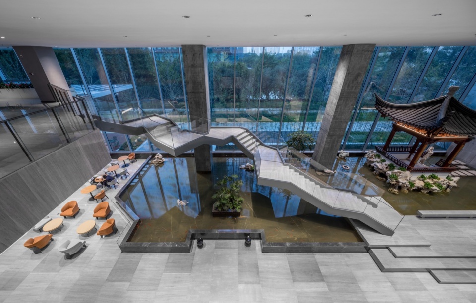 “步移景异”曲折向上的阶梯©张超 The winding staircase with changing views