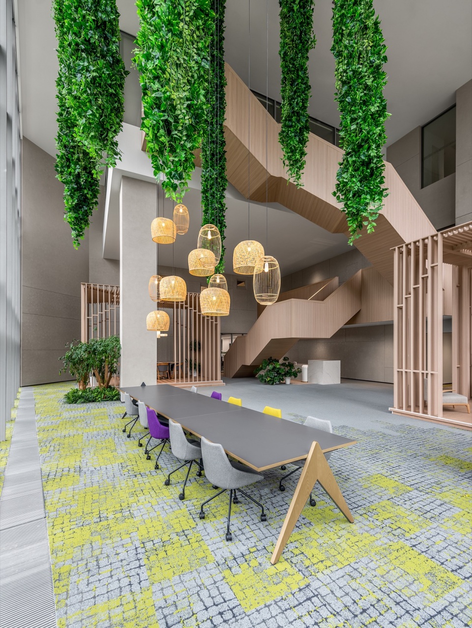 中庭空间中的休息区和楼梯©张超 The lounge area and stairs in the atrium space