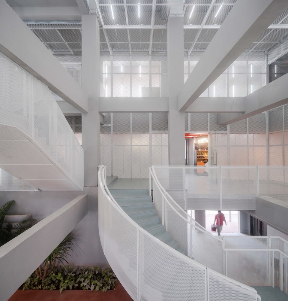 置入楼梯 Insert a staircase ©DONG建筑影像