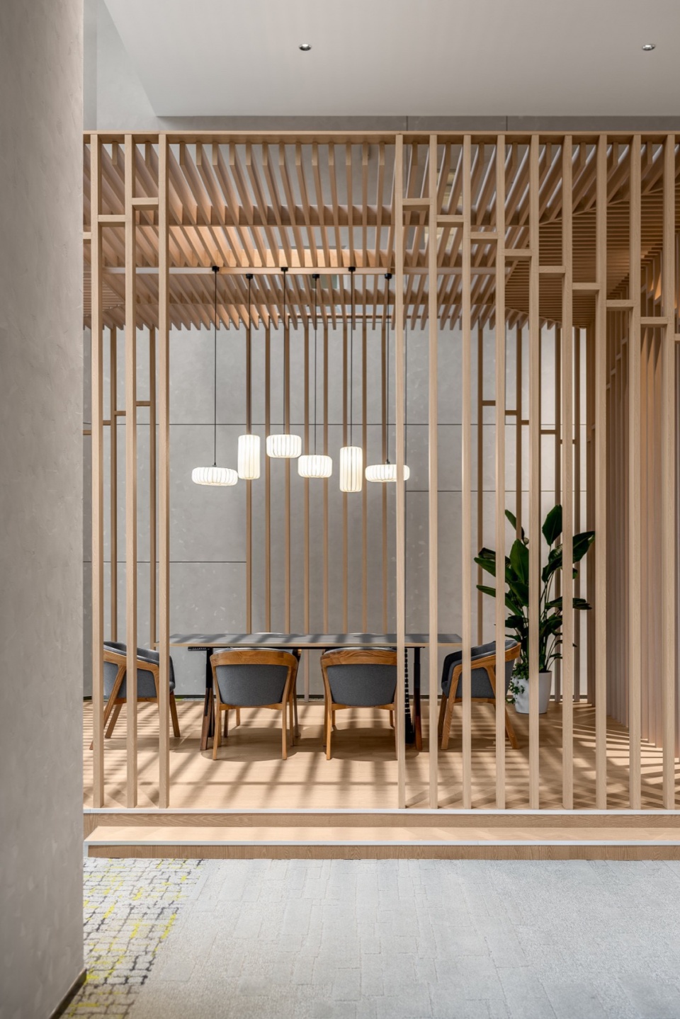 中庭空间的会议区©张超 The meeting area in the atrium space