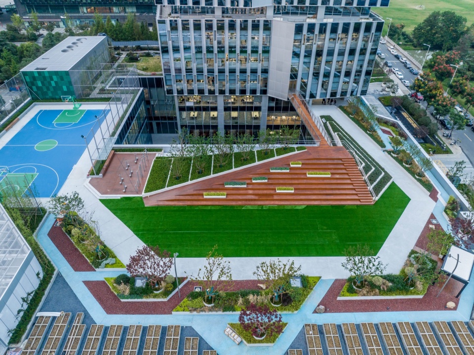 裙房屋顶的景观花园©张超 The garden design in the podium roof