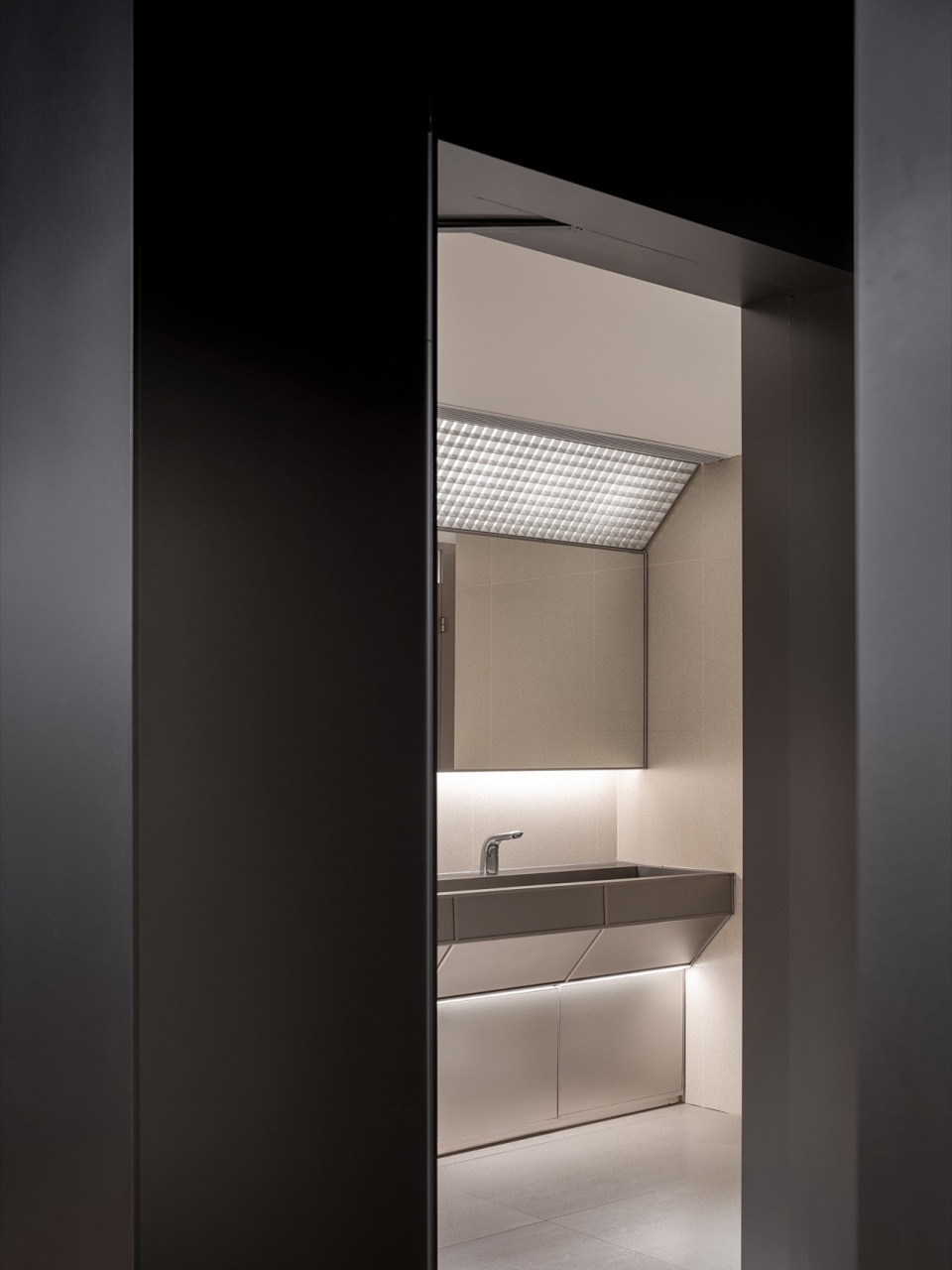 标准层公区内具有氛围感的盥洗室©︎吴清山 uic innovation center kuntai mansion by duts design