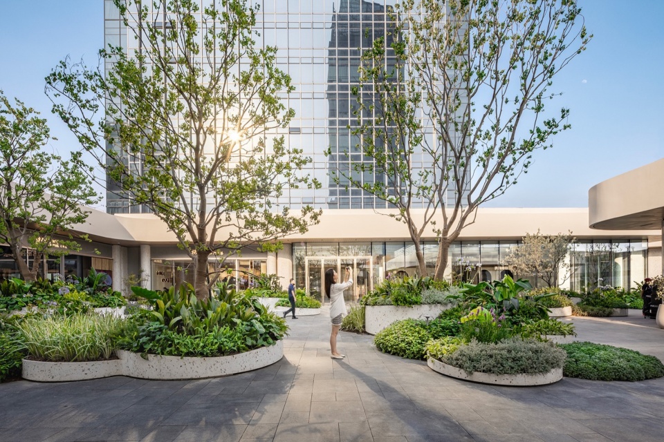 . 改造后焕然一新的屋顶花园 CAN Design