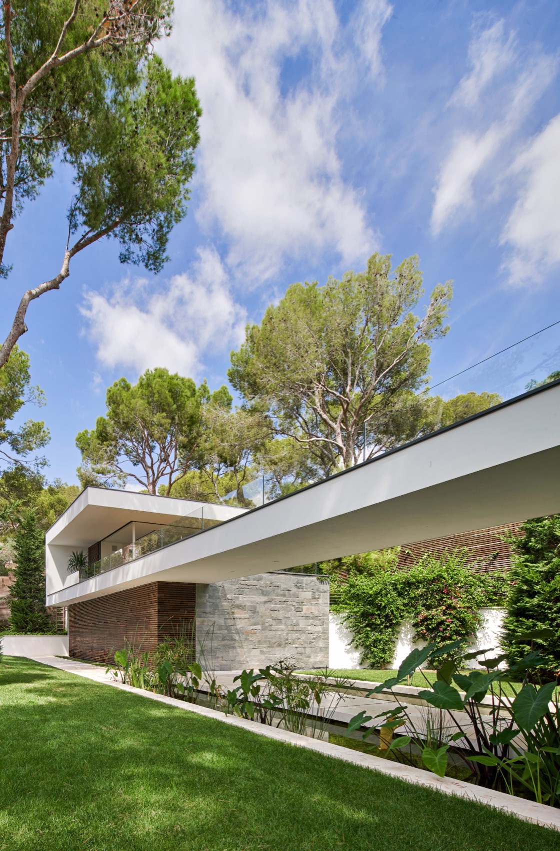 Modern Architecture Lives Well in Singular Settings by SWATT + PARTNERS ...