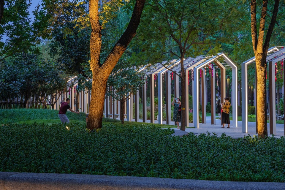 同心广场融入市民生活,the centripetal square integrates into the daily lives of citizens ©金伟琦04
