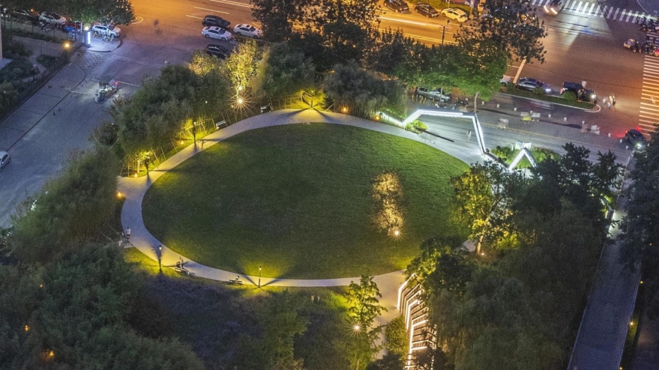 圆形草坪夜景鸟瞰,overview of circular lawn at nignt ©金伟琦