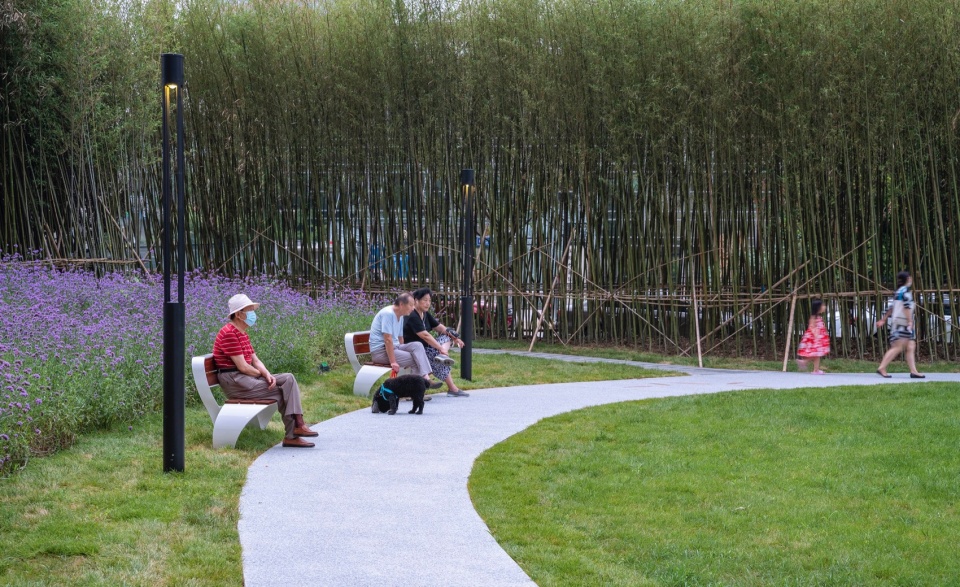 市民在圆形草坪旁休息,citizens rest by the circular lawn ©金伟琦
