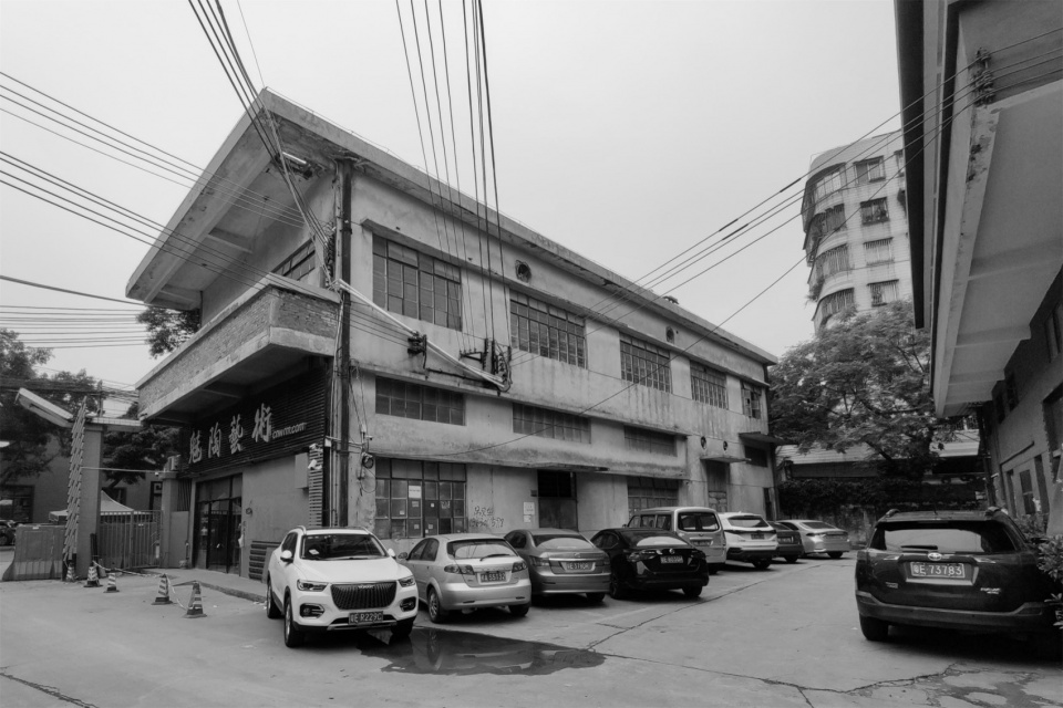 改造前的场地建筑Buildings on the site before renovation©竖梁社