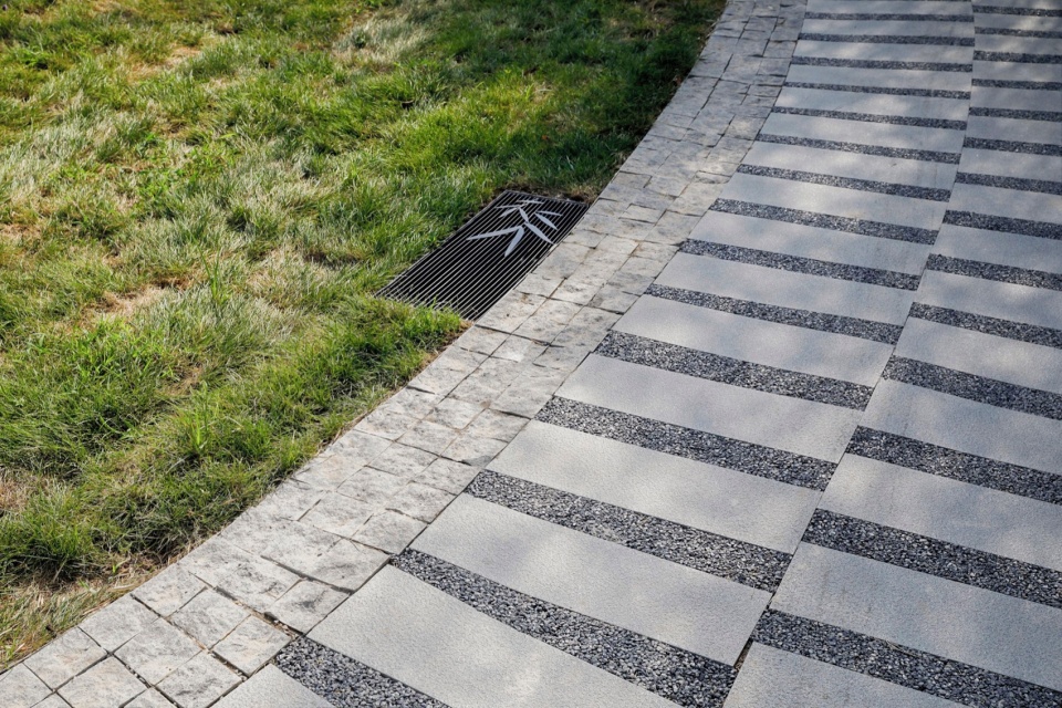 草坪园路与排水篦子,the pathway and drainage strainer around lawn ©金伟琦