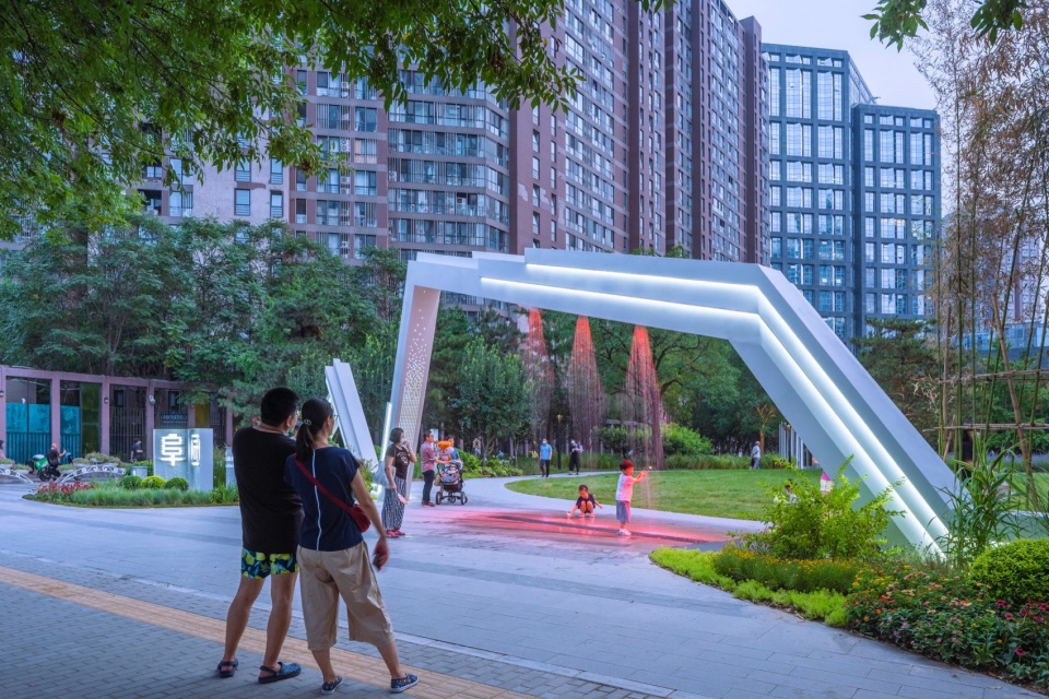 融入市民生活的水幕雕塑,water curtain sculpture integrated into the daily life of citizens ©金伟琦01
