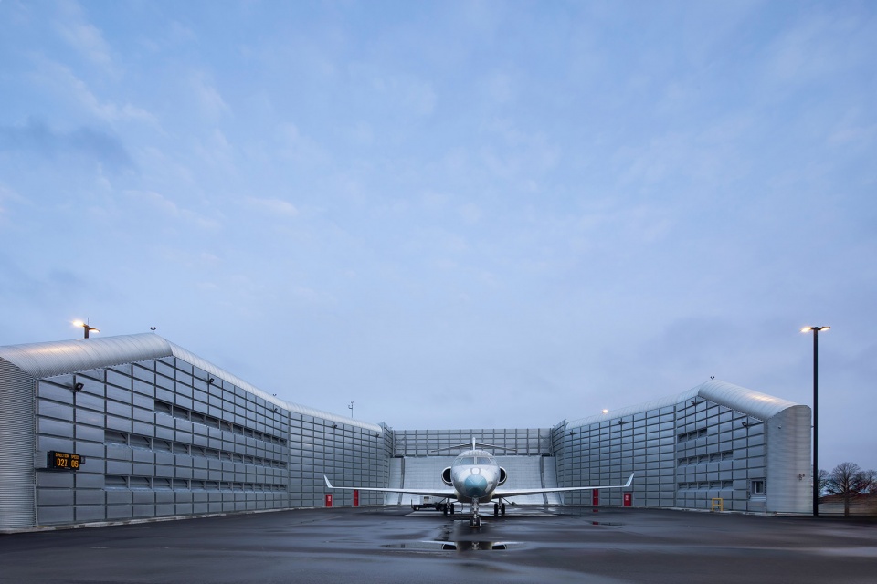 bombardier aircraft assembly centre by neuf architectes