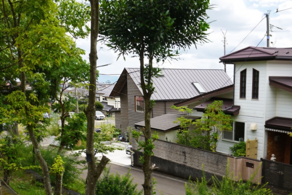 house with cross shaped earthen floor by fukei design