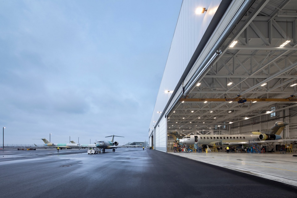 bombardier aircraft assembly centre by neuf architectes