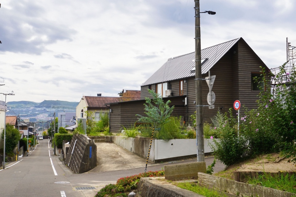 house with cross shaped earthen floor by fukei design