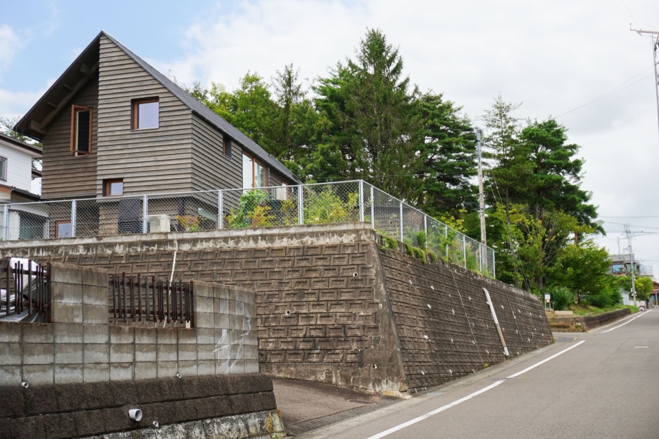 house with cross shaped earthen floor by fukei design